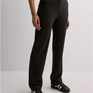 Svarta kostymbyxor - Svarta kostymbyxor i skönt mjukt matrial