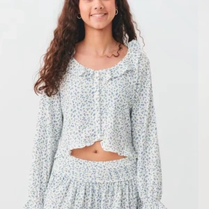 Blommig blus från Gina tricot - Säljer en blommig vit blus från Gina tricot, blusen är aldrig använd och har prislappen kvar. Pris går att diskuteras💕