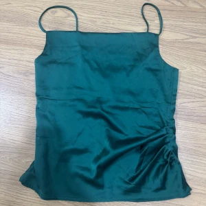 Grön topp  - En grön topp i stl S som aldrig är använd säljs för 60 kr.