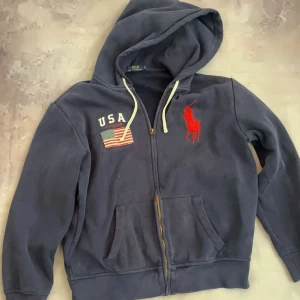 Ralph lauren hoodie - Hej! Säljer denna as feta Ralph lauren hoodie. Riktigt sällsynt och stilren inga defekter skick 9/10 storlek L men passa m. bara att skriva vid frågor eller funderingar😃
