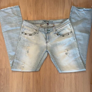Ljusblå jeans med nitar  - Lågmidjade jeans med slitningar och nitar💞för långa på mig tyvärr 