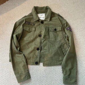  Jacka från Zadig & Voltaire - Snygg militärgrön Zadig & Voltaire jacka. Perfekt nu till sommaren❣️storlek 12/14 år pris 500kr