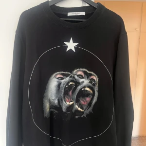 Givenchy monkey brothers sweater  - Ikonisk tröja, mer behövs inte. Perfekt statement-plagg för dig som gillar unika designer. Passar L/XL