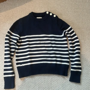 Marinblå och vit randig stickad tröja från Zadig & Voltaire - Säljer en jättesnygg marinblå och vit randig stickad tröja från Zadig & Voltaire. Bra skick! ❣️säljer för 500. Storlek 14 år