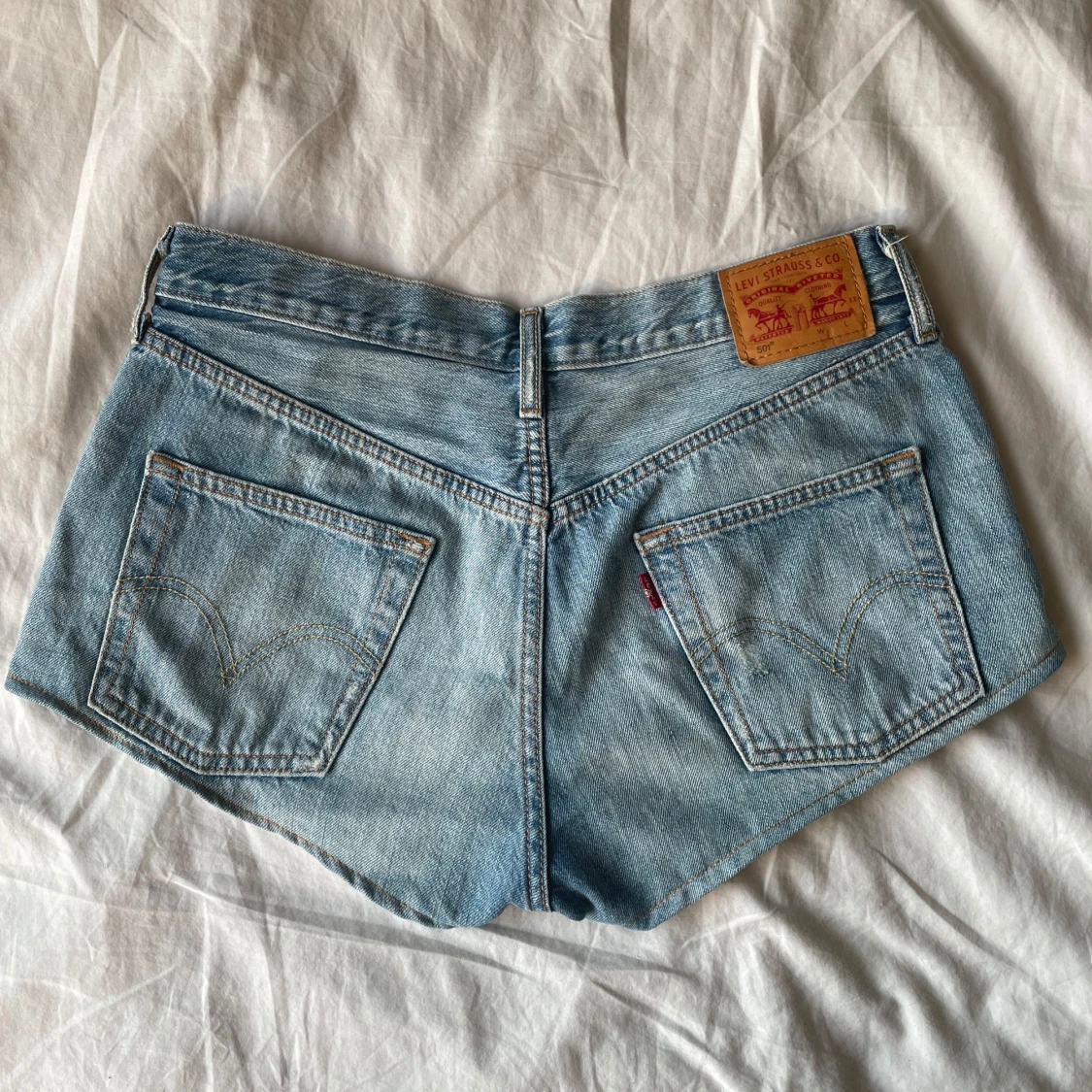 Levi's ljusblå jeansshorts - 1