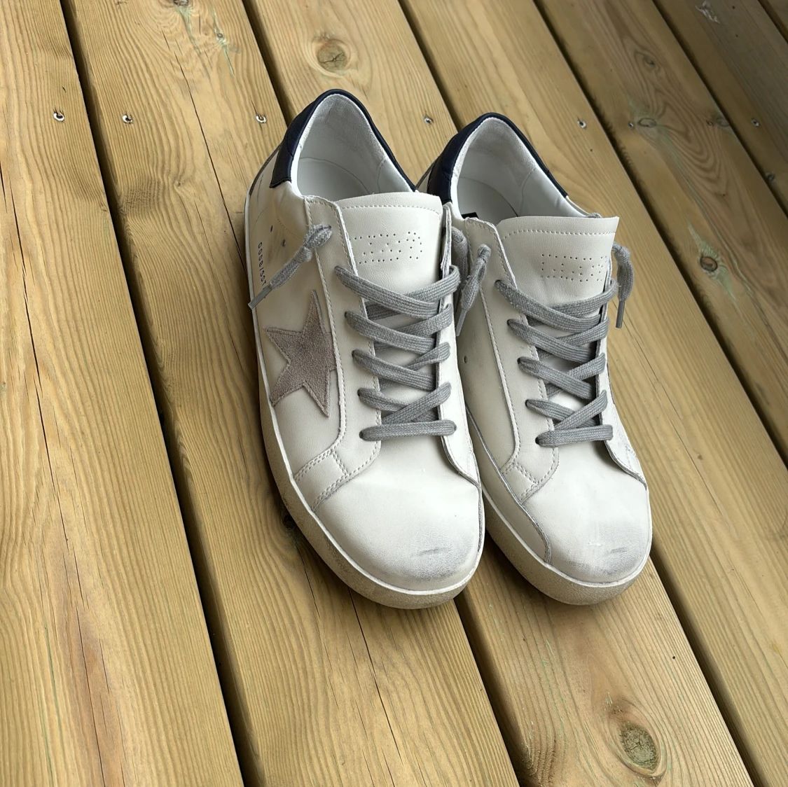 Vita sneakers från Golden Goose med grå stjärna - 2