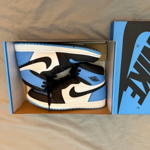 Nike Air Jordan 1 Retro High UNC Toe  - Om det är nära Tyresö, Handen, Farsta, Huddinge, Nacka, Stockholm city, jag kan lämna den med lite extra bensin.Säljer ett par Nike Air Jordan 1 Retro High