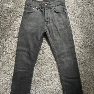 Nudie Jeans  - Svarta Nudie Jeans i storlek 28/28. Använda men är fortfarande i ett mycket bra skick. Skriv för mer bilder och information, priset går såklart att diskutera 👍