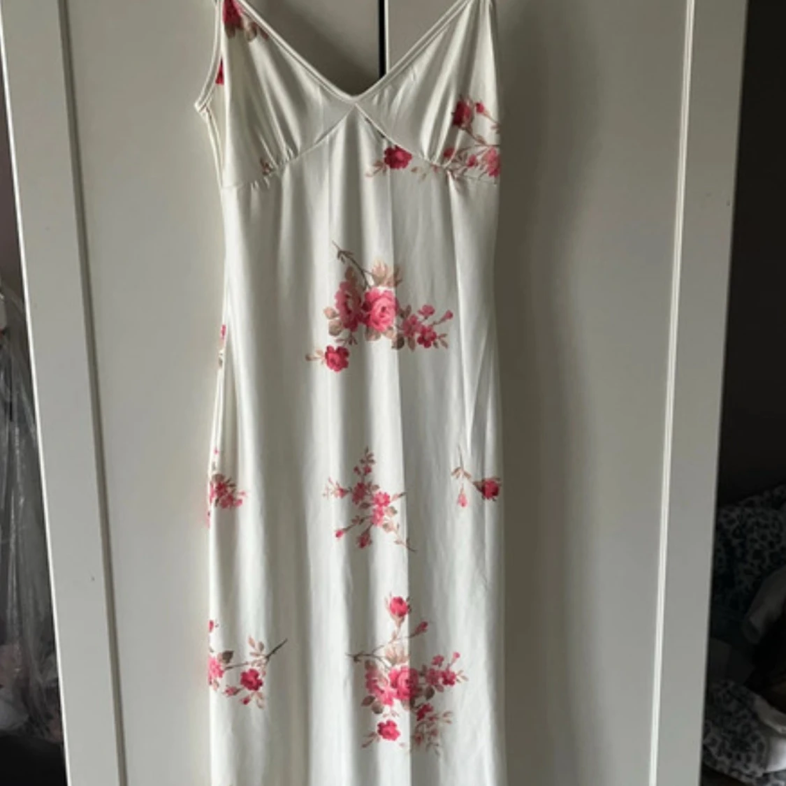 Vit blommig långklänning med smala axelband