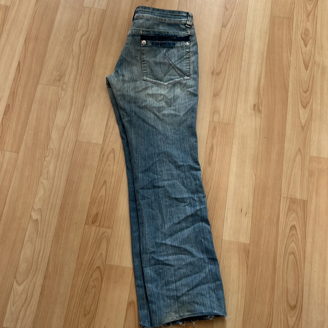 Blå bootcut jeans med rå kant - 1