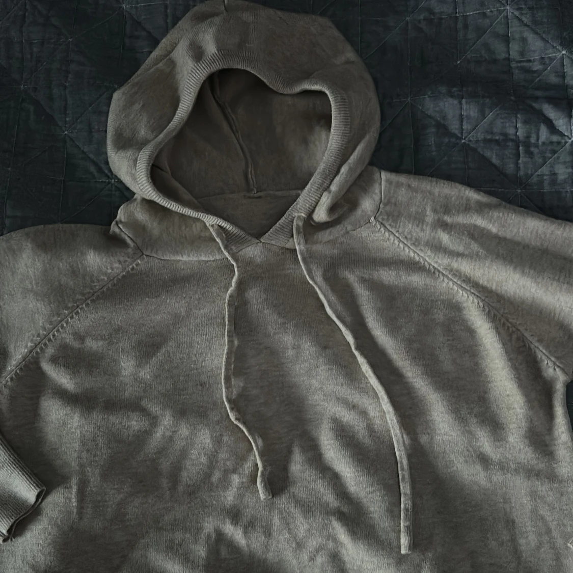 Grå hoodie med huva - 1