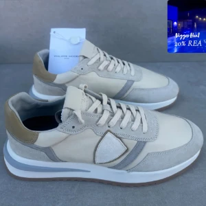 Philippe model trainer ( HELT NYA ) - ett par riktigt stil rena trainers || perfekta nu till vintern och sommaren || strlk 43 || skicket är 10/10 ( HELT NYA ) || box och tag medföljer || hör av er vid intresse!! ( från 2099kr till 1680kr ) 