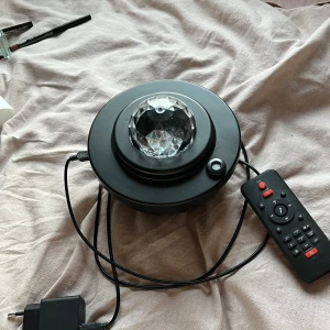 Galaxylampa  - Galaxylampa som var populär för några år sedan men som fungerar perfekt, är jätte fin och i bra skick. Blir jätte mysigt med den och går även att koppla musik till den med bluetooth. Säljer pågrund av flytt