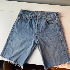 Levis jeansshorts  - Oversized jeansshorts från Levi’s, köpta vintage. Storleken är bortnött men skulle säga M eller oversized om du har stl S i vanliga fall! Innerbenslängd: 25 cm, midjemått: 38,5 cm, ytterbenslängd: 49 cm 