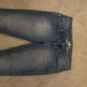 Lågmidjade jeans  - Ljusblå lågmidjade jeans, stretchiga och jätte fina på men får inte användning av de.💗