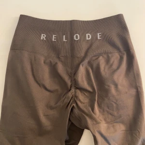 Bruna scrunch tights från Relode - Helt nya tights med prislapp kvar. Säljes då jag inte gillade färgen.