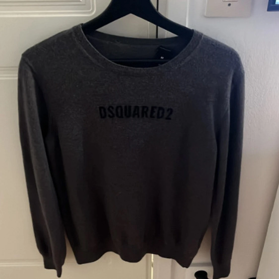 Grå stickad tröja från Dsquared2