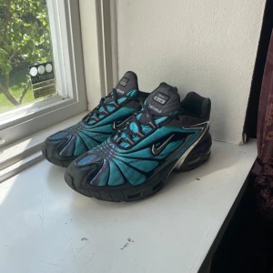 Nike skepta tailwinds - Snygga skepta tailwind, de är tyvärr rätt så använda vilket ni ser på bilderna. Undersulan har ett hål men hålet går inte igenom så det påverkar inte något. Storlek 40. Skriv vid mer frågor, priset kan diskuteras. Jag har ingen box men kan skicka dem i en vanlig Nike box från ett par andra skor👍