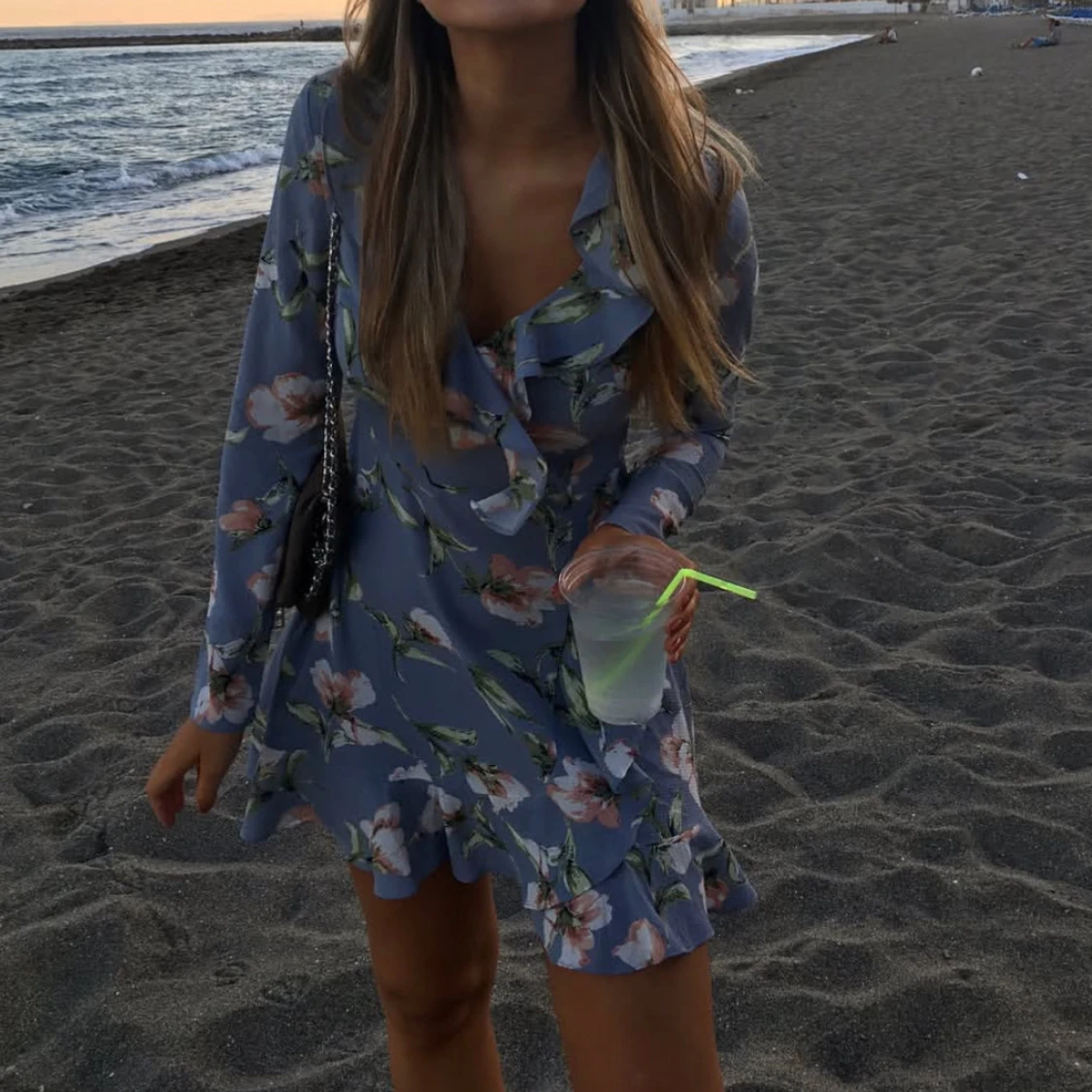 Blommig blå omlottklänning