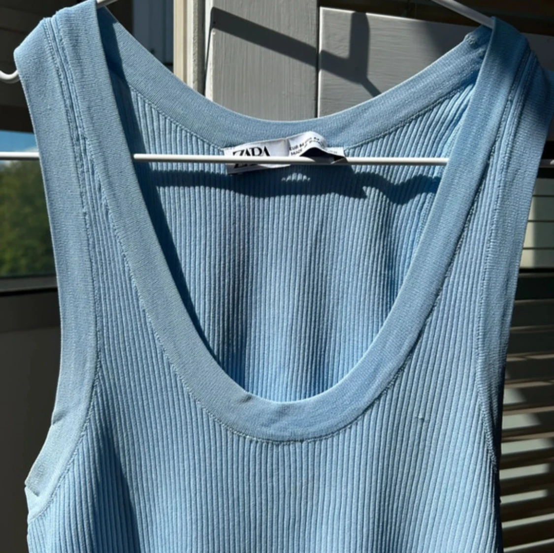 Ljusblå ribbad linnetopp från Zara - 1