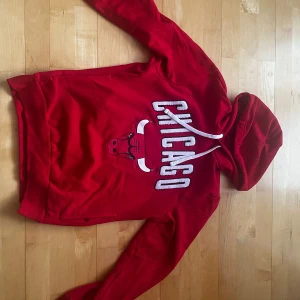 Chicago Bulls hoodie New Era - Röd Chicago Bulls hoodie från New Era i storlek S Nyskick Köpte den för 700 sek från JD Sports