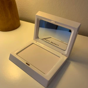 Fenty Beauty puder - Säljer mitt puder från Fenty då det inte passade mig. Det har använts någon enstaka gång Puderpuffen tillkommer inte