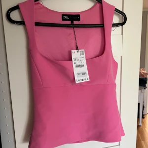 Rosa linnetopp från Zara - Säljer en snygg rosa linnetopp från Zara 💕 Hör av vid frågor! Jag säljer pågrund av att den inte passar tyvärr, den har prislapp kvar och är helt oanvänd!