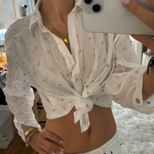 Zara blus - Super fin blus, går att ha på flera sätt🌸🌸💖💖