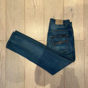 Nudie jeans  - Nudie jeans | Skick: 8/10 | Size - 30/32 (smutsig på bakficka, kolla sista bild) | Fraktar via postnord eller instabox på köparens bekostnad | Hör av dig vid minsta fråga eller fundering // RDL