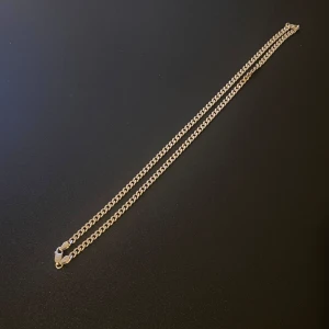 925 silver Halsband - 925 Silver. Bra-Mycket bra skick. Har inte använt för liten för mig. Runt 45 cm. Köpte för 500 från en person. Väger lite förmodligen äkta.