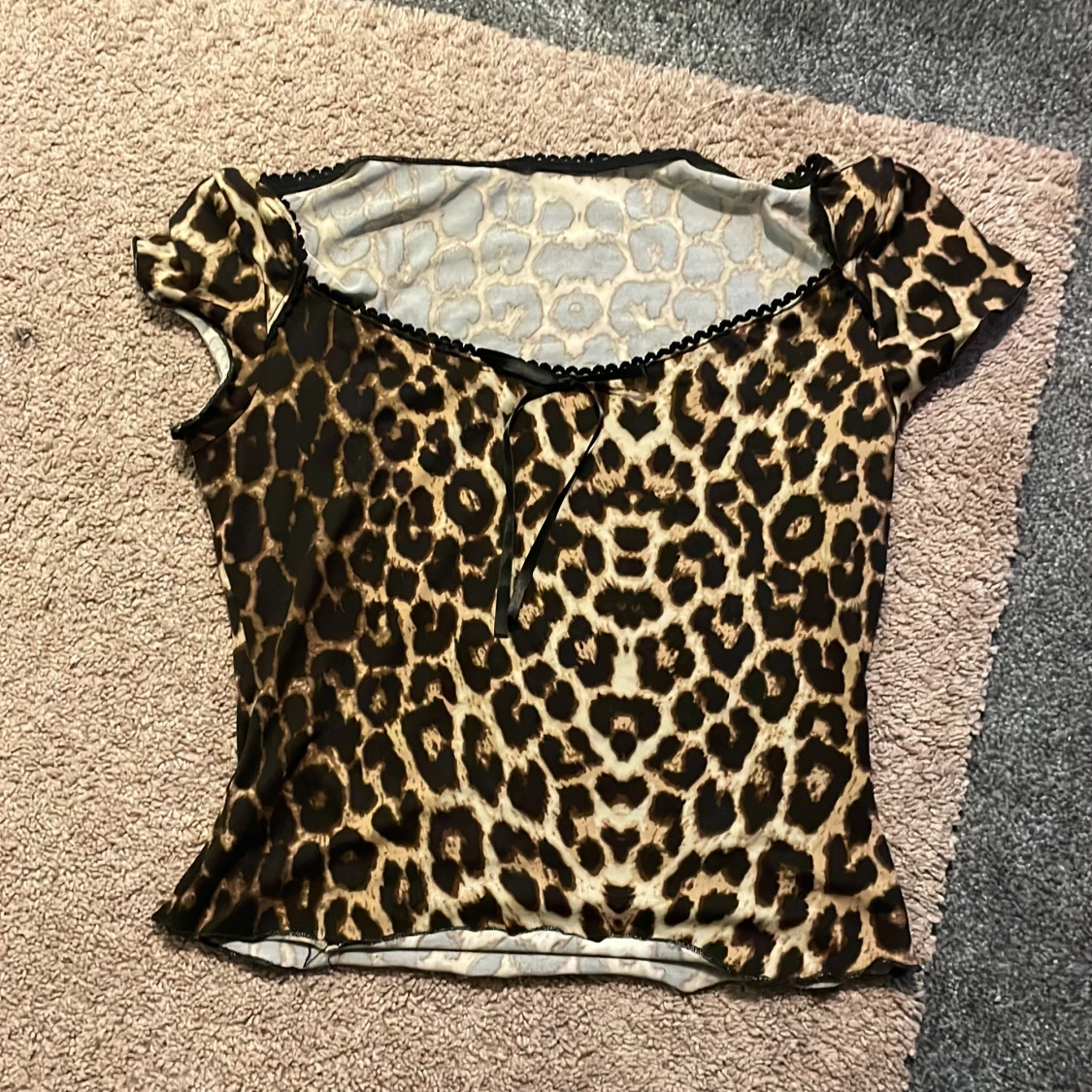 Leopardmönstrad topp med rosett