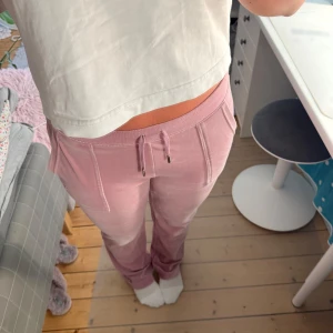 Juicy Couture byxor - Gammelrosa juicy byxor som inte säljs längre 🤍