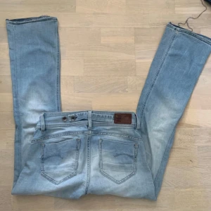 Ljusblå bootcut jeans från G-Star RAW - Snygga ljusblå, lågmidjade, bootcut jeans från G-Star RAW 💛Storlek: W27 L30 Knappt använda- i mycket fint skick! Mycket trendiga och prisvärda!! Skriv om ni har några frågor