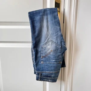 Dondup jeans - Dondup jeans lagade vid grenen. Märks inte vid användning! Storlek W30! 