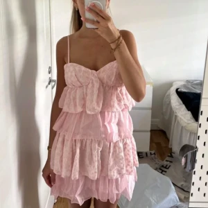 Rosa volang klänning - Säljer denna otroligt fina sommarklänning, den är helt ny och ENDAST testad. Säljder då den sitter för tajt runt brösten för mig (har kupa 80C) och blir liiiite för tajt. 🩷🩷storlek L men sitter mer som S/M, axelbanden är justerbara!