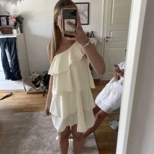 Gul offshoulder klänning - Säljer denna snygga klänningen från gina i stl 170 för den inte passa💞 helt slutsåld på deras hemsida