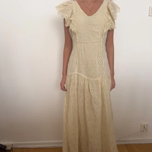 LoveShackFancy klänning - Super söt ljusgul klänning från LoveShackFancy i storlek S. Litet hål vid dragkedjan annars i fint skick