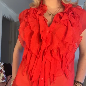 Röd blus från ST.Tropez - Jätte fin röd blus med volang från St.Tropez storlek XS