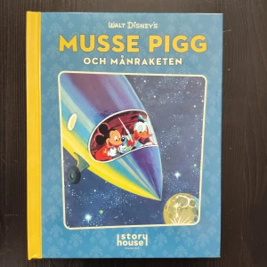 Musse Pigg och Månraketen - Följ med Musse Pigg och hans vänner på ett spännande rymdäventyr till månen! Boken är rikt illustrerad med klassiska Disney-bilder och passar perfekt som högläsningsbok för både unga och äldre barn.