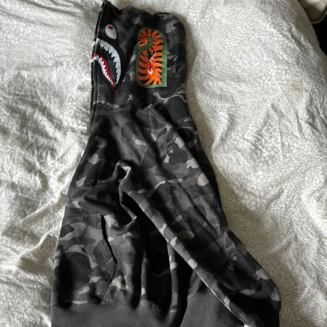 BAPE camo hoodie med shark-motiv - 1