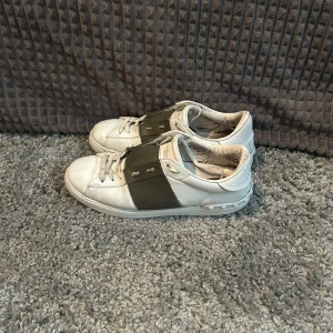 Valentno opens - Säljer nu dessa valentinos i rätt bra skick om man ser bort ifrån insidan!! Skorna är hyfsat fin i sätt till färg och skick men har deffekter på insidan. Deffekterna visas på sista bilden. Pris kan sänkas vid snabb affär och hör av er vid minsta fundering!!🙌🙌