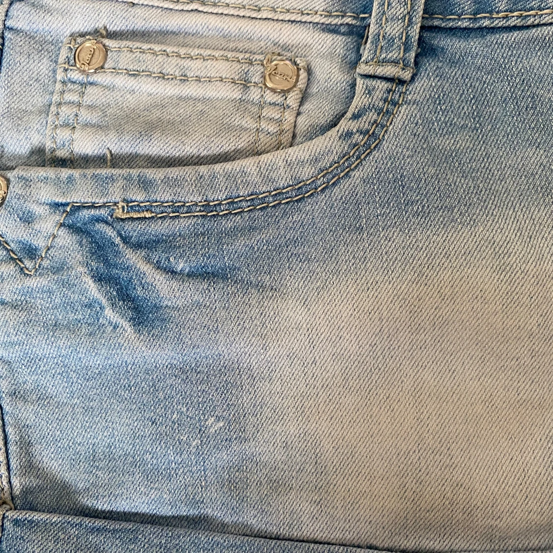 Ljusblå lowrise jeans med svart dragkedja dekoration🖤 - 3