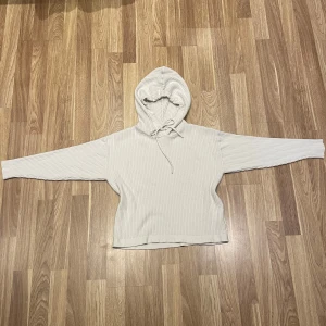 Vit ribbad hoodie  - Jag säljer en söt vit ribbad hoodie i storlek XS! Tröjan har långa ärmar, huva med dragsko med ett mjukt, stickat material. Perfekt för sommaren! Använt men är i bra skick med inga fläckar eller så! 🎀