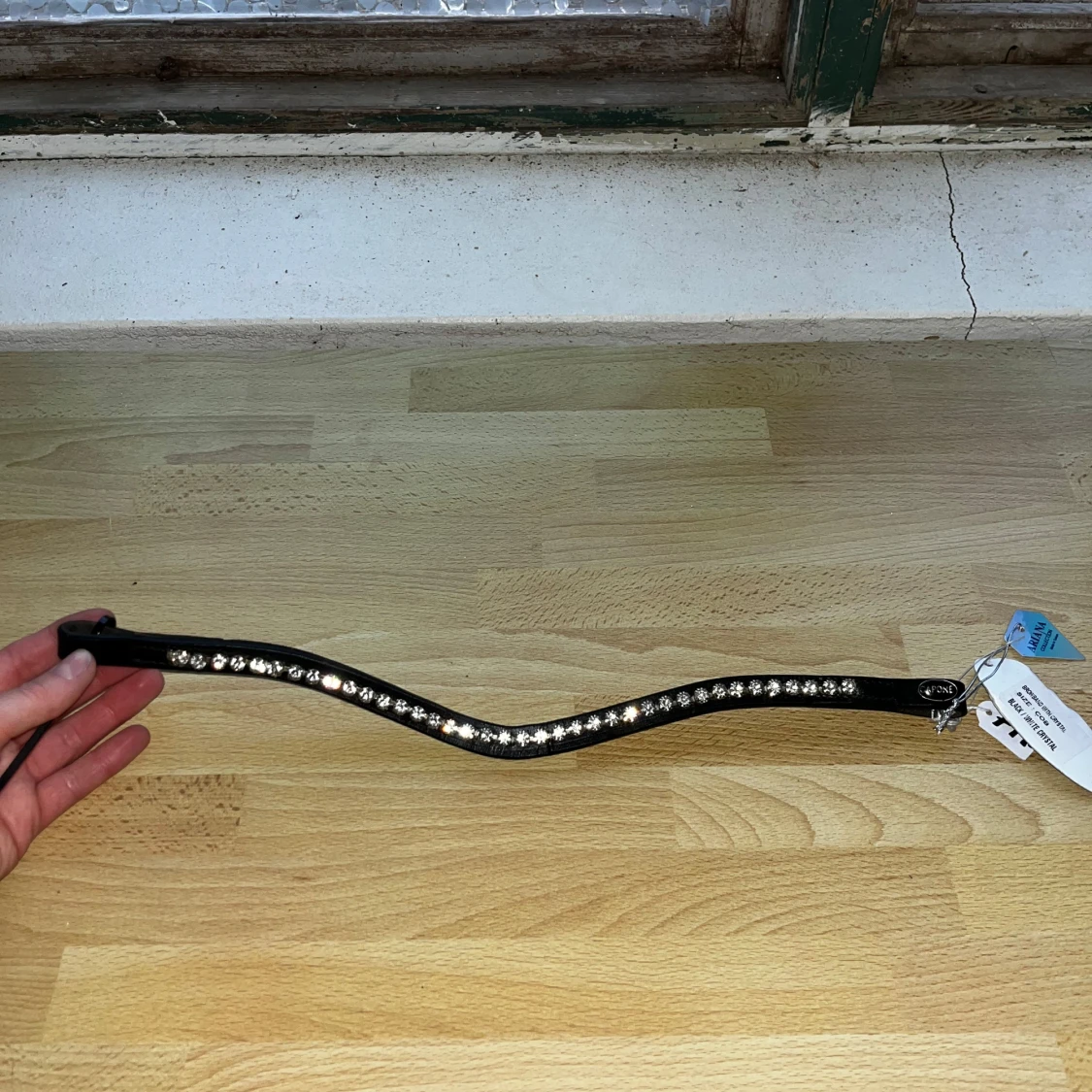 Svart pannband till häst med glittriga stenar från Capone