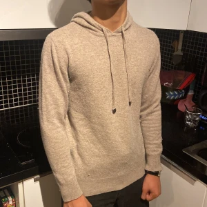 Merino ull hoodie - Beige Merino ull hoodie i perfekt skick från Strellson. Det ända är att den är lite nopprig men det går att fixa enkelt. Storlek S