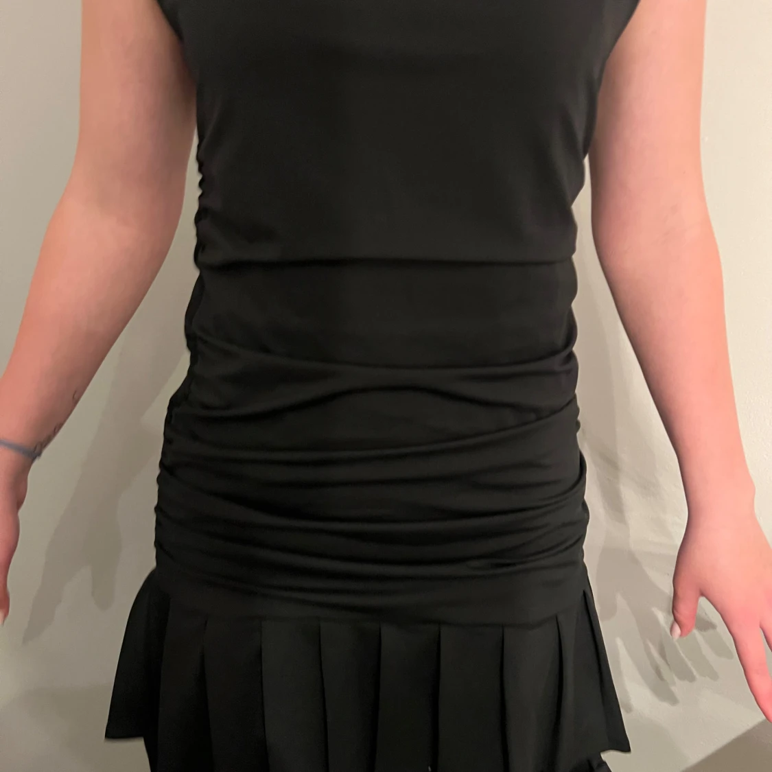 Svart tight klänning med volang - 1