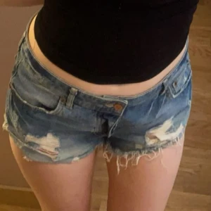 Shorts  - Jättefina shorts med hål,kommer inte till användning längre då de blivit för stora❤️❤️