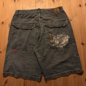 Jnco jorts - Vintage Jnco bulldog jorts!! Tvärfeta och i princip perfekt skick. Waist:38cm, length:63cm, leg opening:35cm. Har sett samma par säljas för upp till 2500kr, men mitt pris kan diskuteras. Behöver pengar. Skriv för fler frågor!
