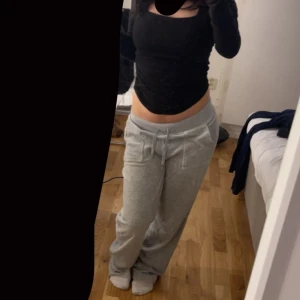 Grå Juicy byxor Xs - Grå mjukisbyxor från Juicy Couture i storlek XS. Pris kan diskuteras 