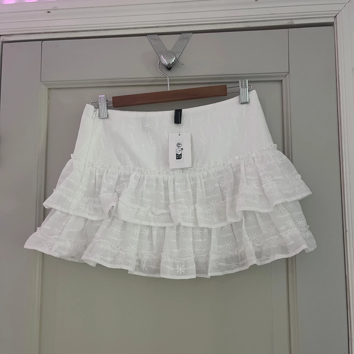 vit gullig volang kjol från hm!🤍 - 1